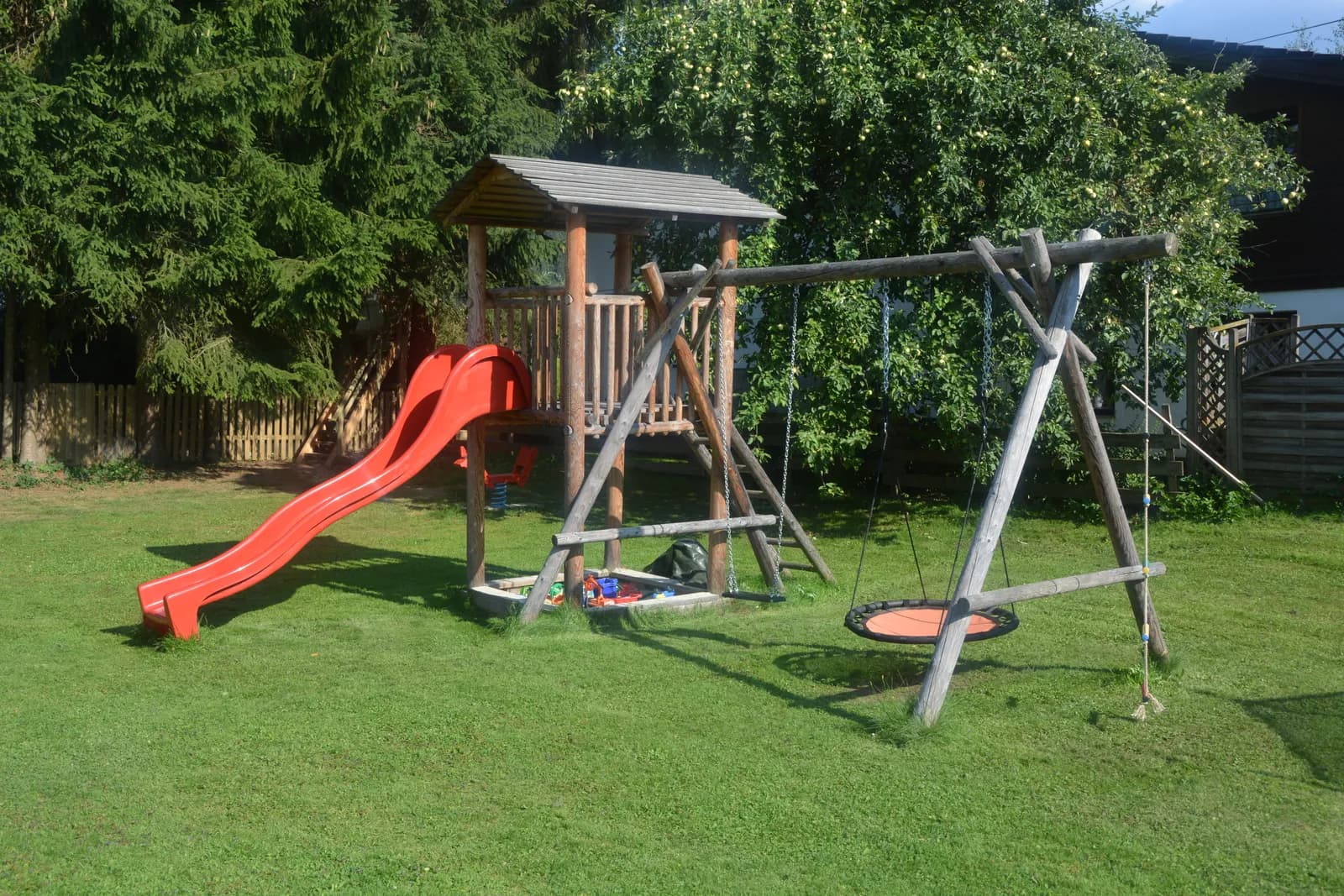 Spielplatz mit Rutsche und Schaukel am Ferienhof