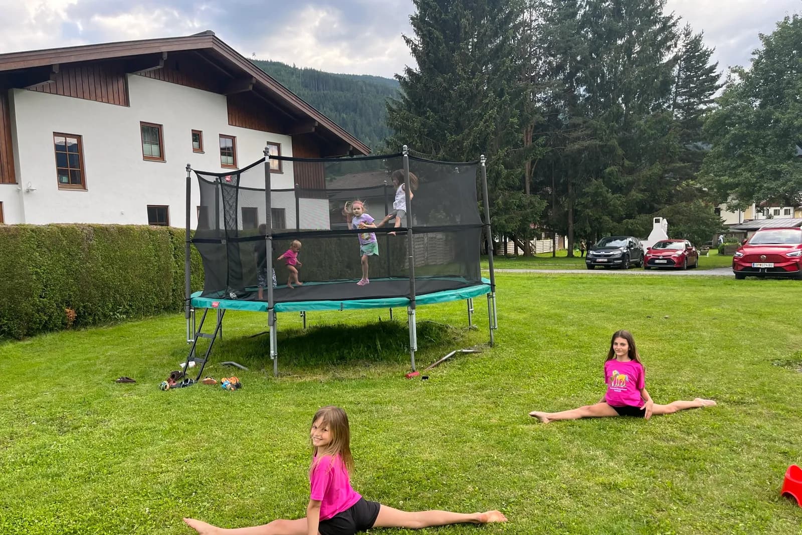 Kinder spielen auf der Wiese mit Trampolin am Ferienhof